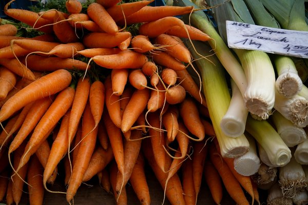 Découvrez comment organiser une expérience inoubliable de dégustation de champagnes dans un bar à vins élégant